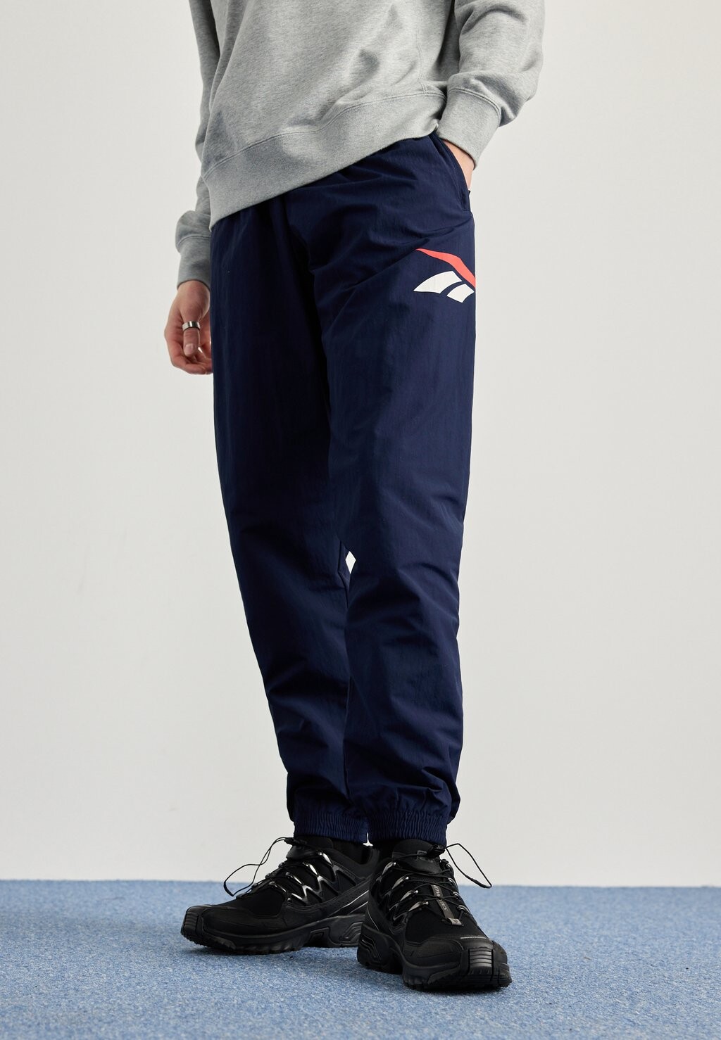 

Спортивные штаны VECTOR TRACKPANT Reebok Classic, цвет dark blue