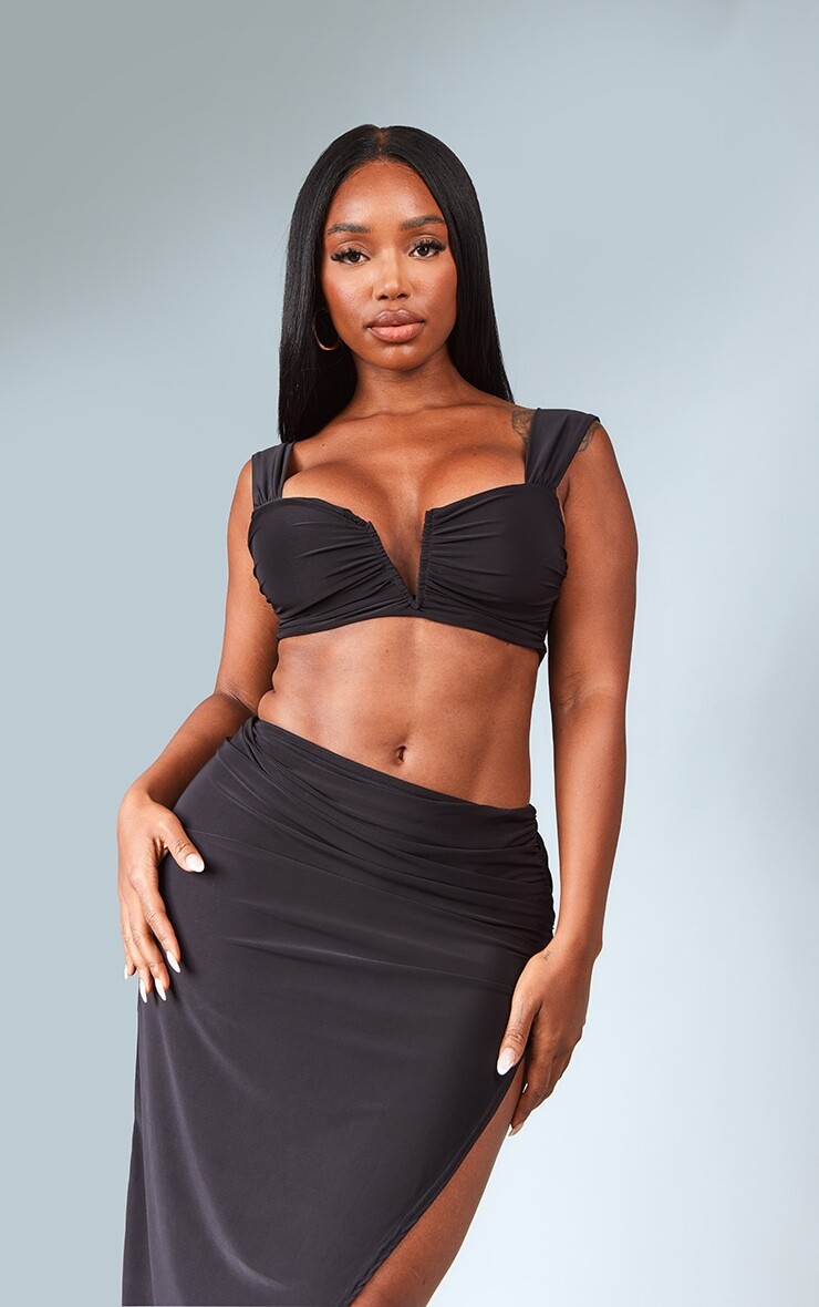 

PrettyLittleThing Черный обтягивающий укороченный топ с V-образным вырезом