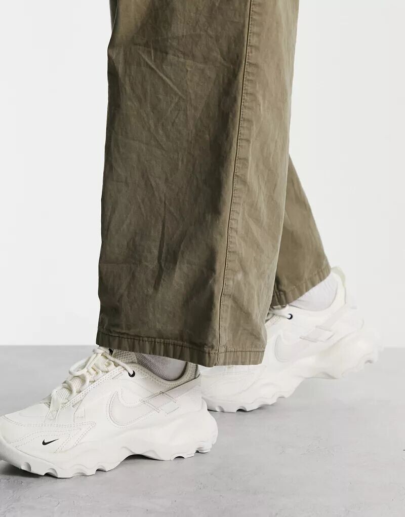 

Белые кроссовки Nike TC7900 Sail