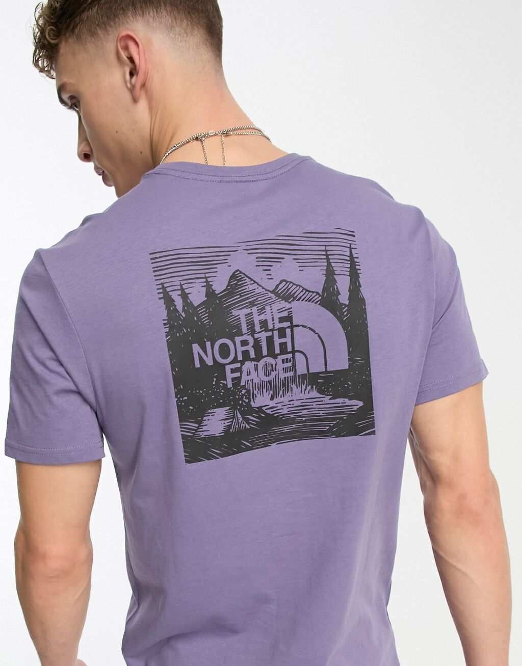 

Фиолетовая футболка с принтом на спине The North Face Redbox Celebration