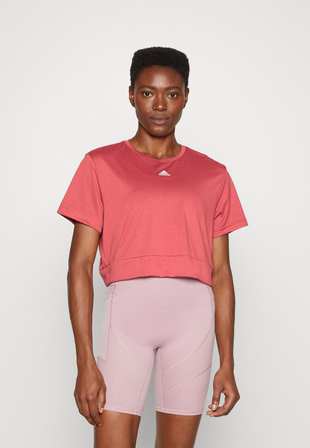 

Базовая футболка Adidas, красный