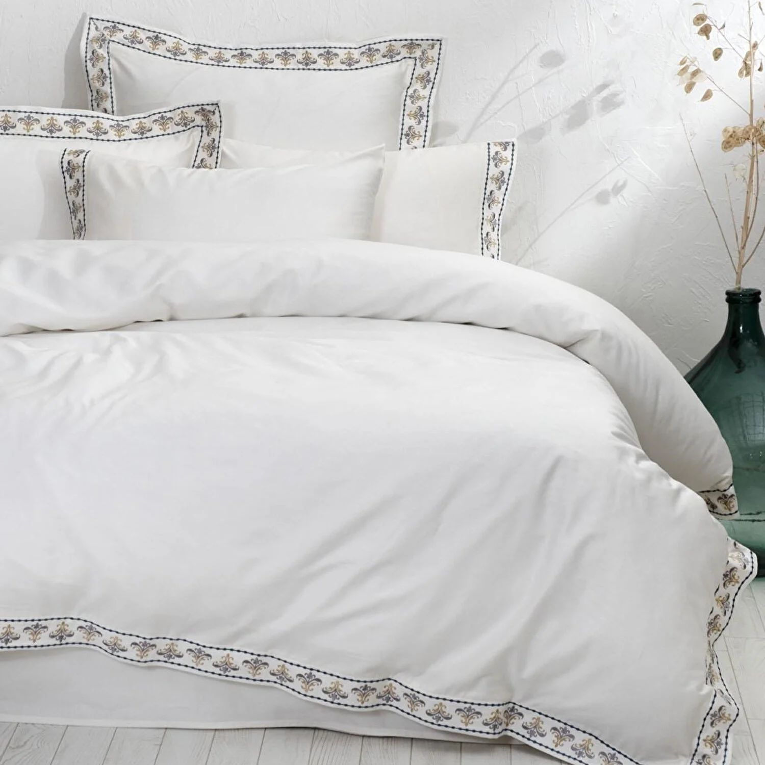 Комплект постельного белья из экокотона Mira из хлопкового атласа с вышивкой gues krem örgülü babet ayakkabı