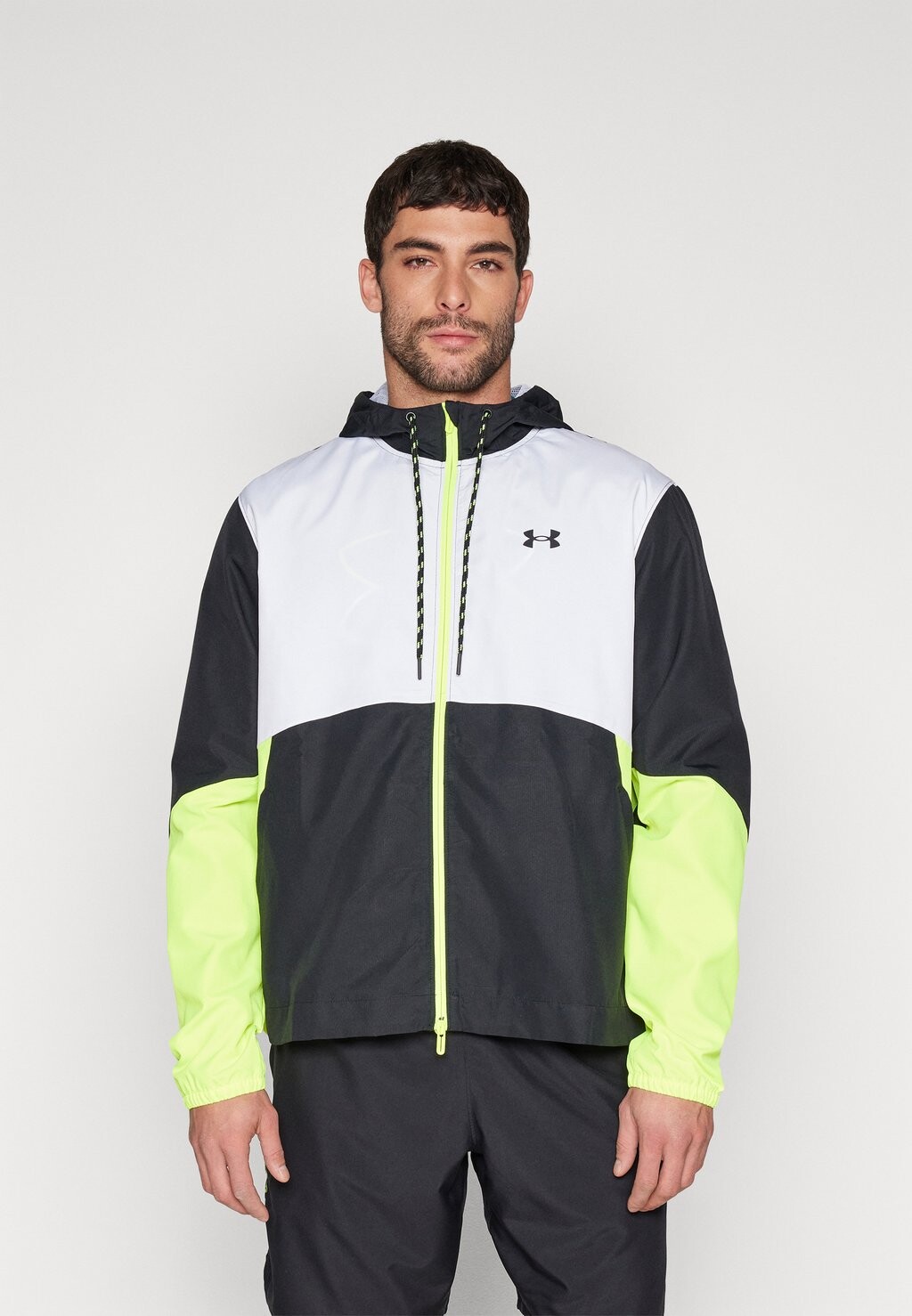 Спортивная куртка Legacy Windbreaker Under Armour, цвет black/high-vis yellow/black цена и фото