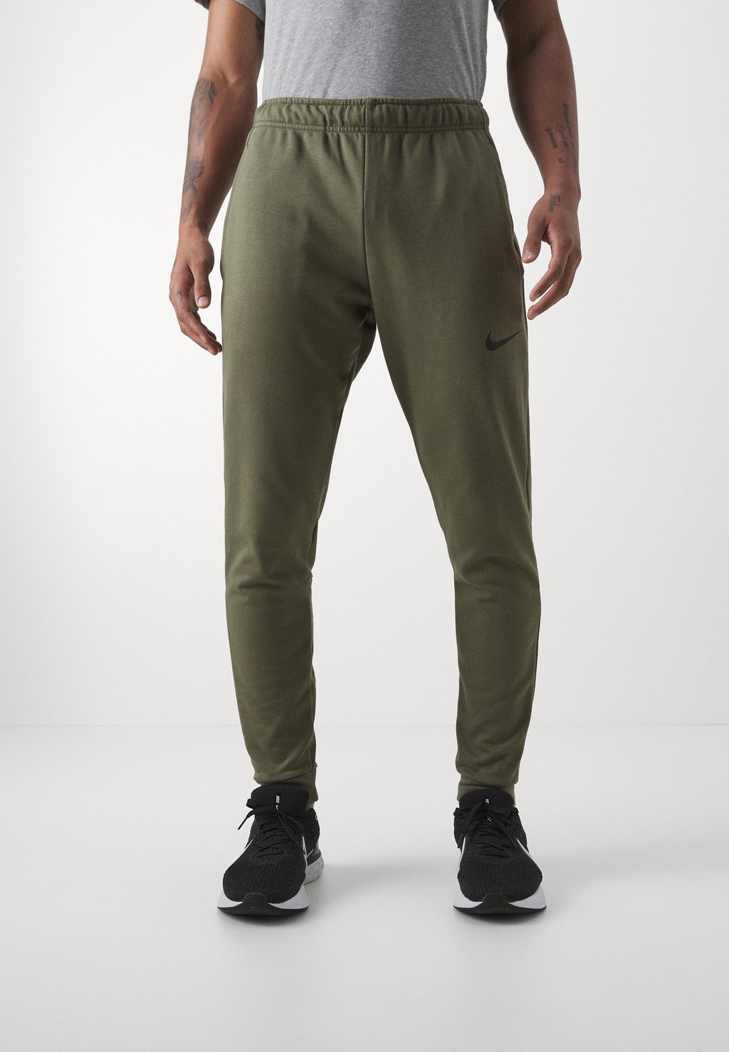 Спортивные брюки Pant Taper Nike, цвет medium olive/black спортивные брюки pant taper nike черный белый