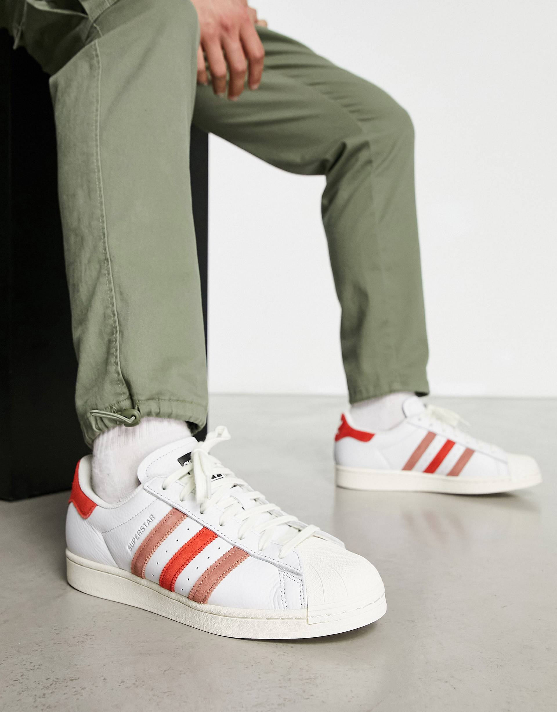 цена Бело-красные кроссовки adidas Originals Superstar