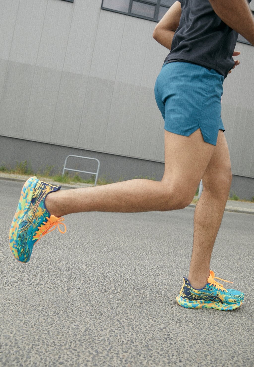 

Кроссовки ASICS