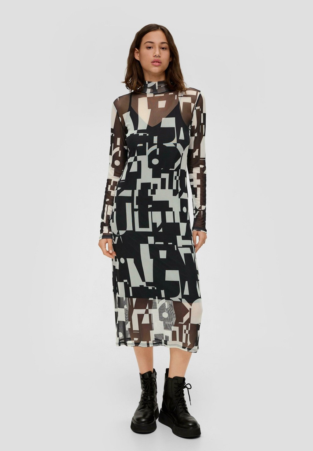 цена Повседневное платье MIT ALL-OVER-PRINT QS, цвет schwarz