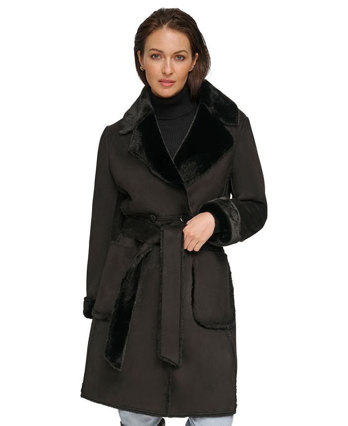 цена Женское пальто из искусственной дубленки с поясом и зубчатым воротником DKNY, черный
