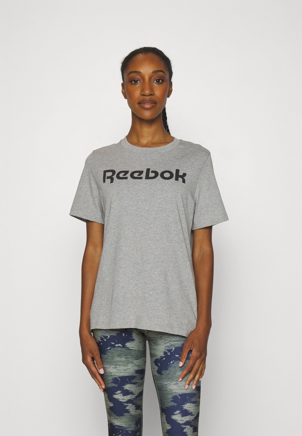 

Футболка с принтом READ GRAPHIC TEE Reebok, вереск среднего серого цвета, Серый