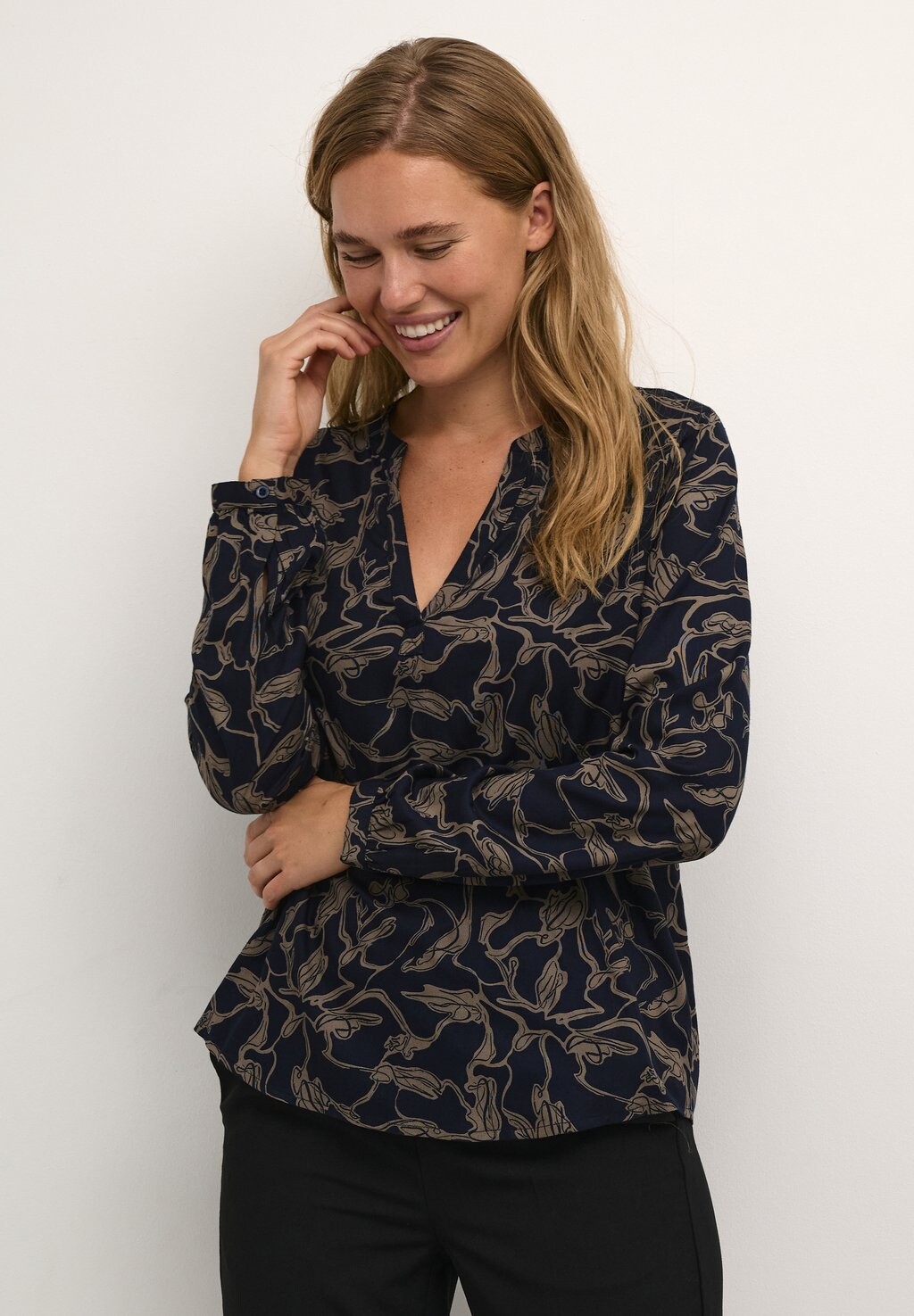 

Блузка Kaffe KAELSE, цвет brindle midnight print