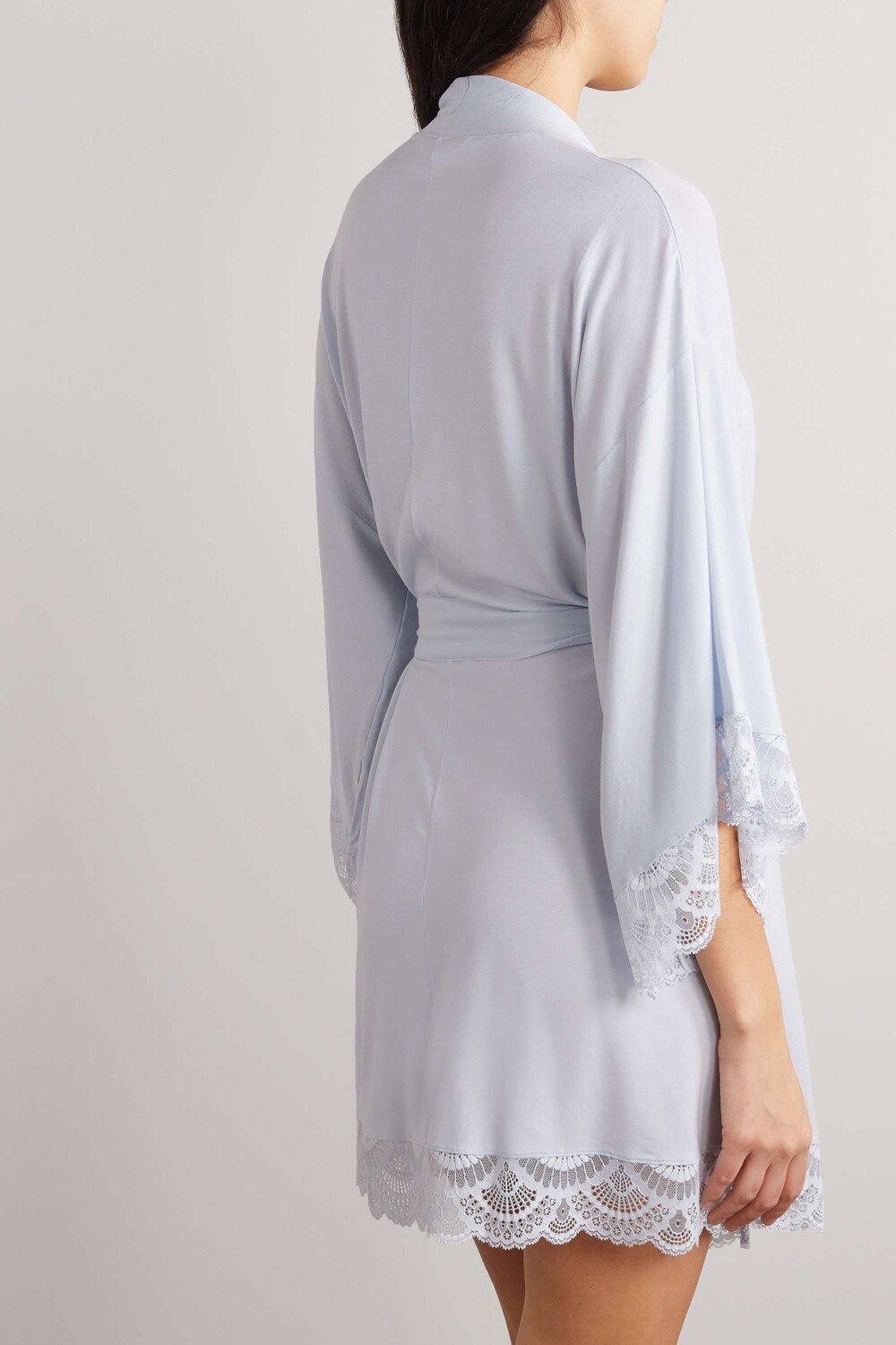 

EBERJEY Халат Mademoiselle из эластичного модала TENCEL с кружевной отделкой, светло-синий