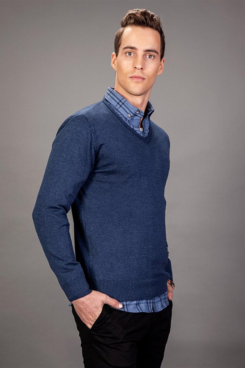 

Мужской хлопковый свитер Slim Fit с v-образным вырезом цвета индиго TUDORS