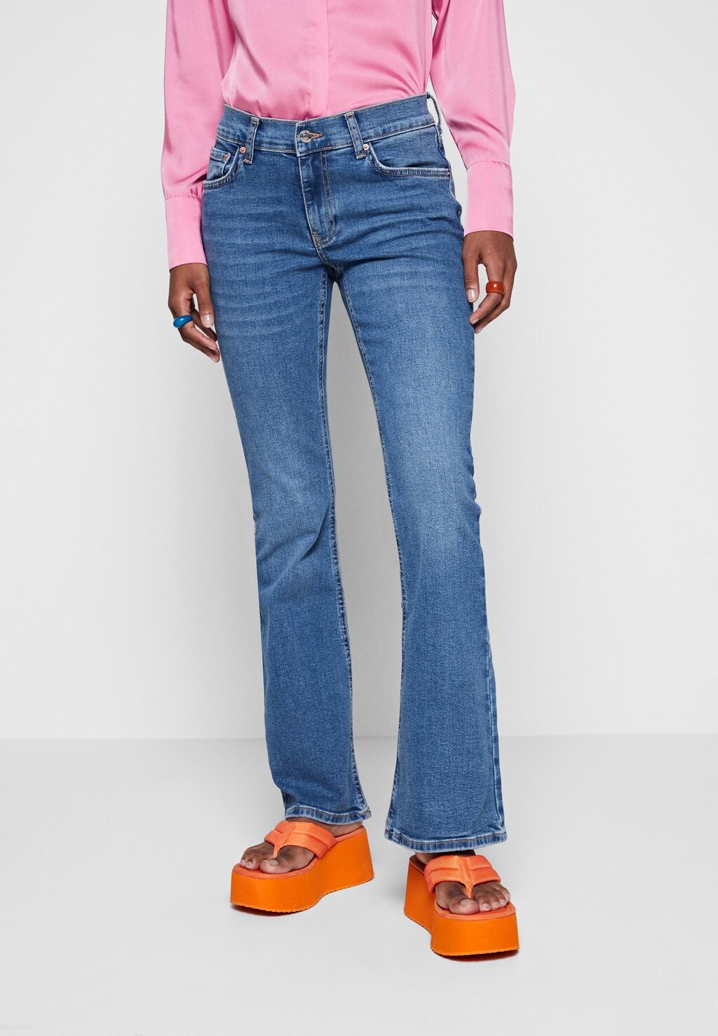 

Расклешенные джинсы Gina Tricot