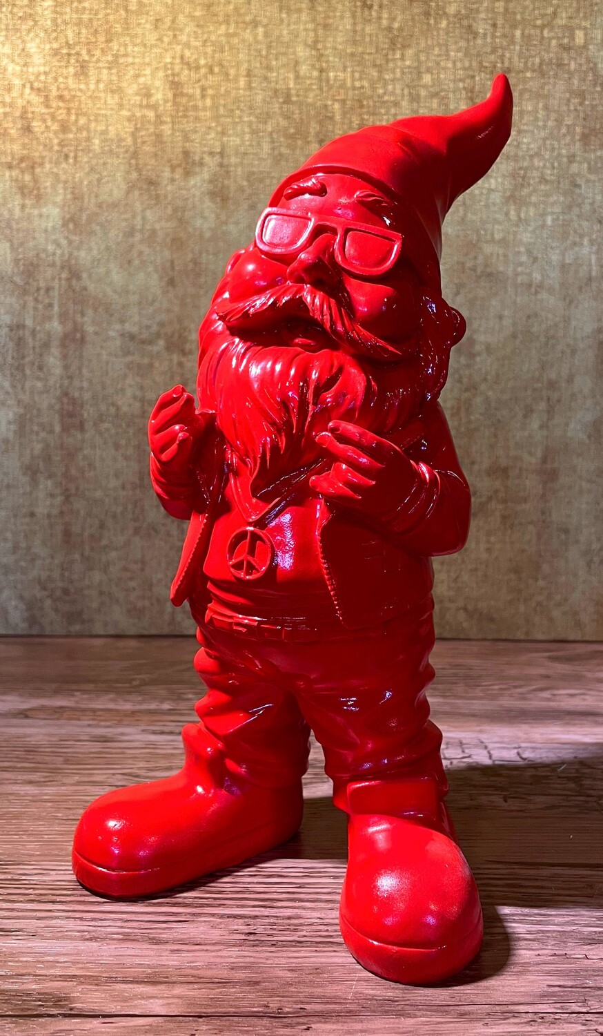 

Садовый гном с мирной цепочкой, Red Edition