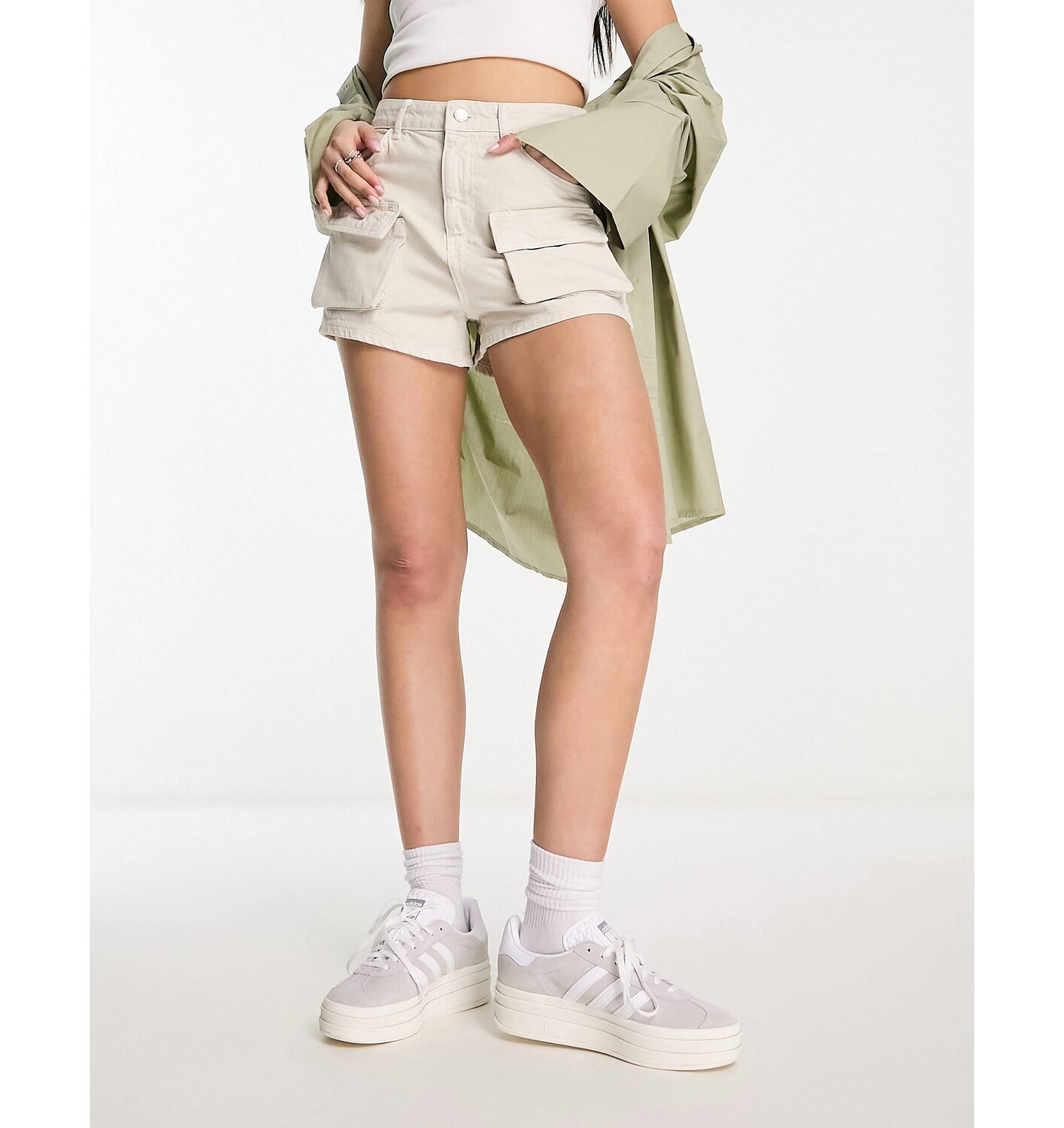 

Джинсовые шорты карго цвета экрю с завышенной талией Bershka
