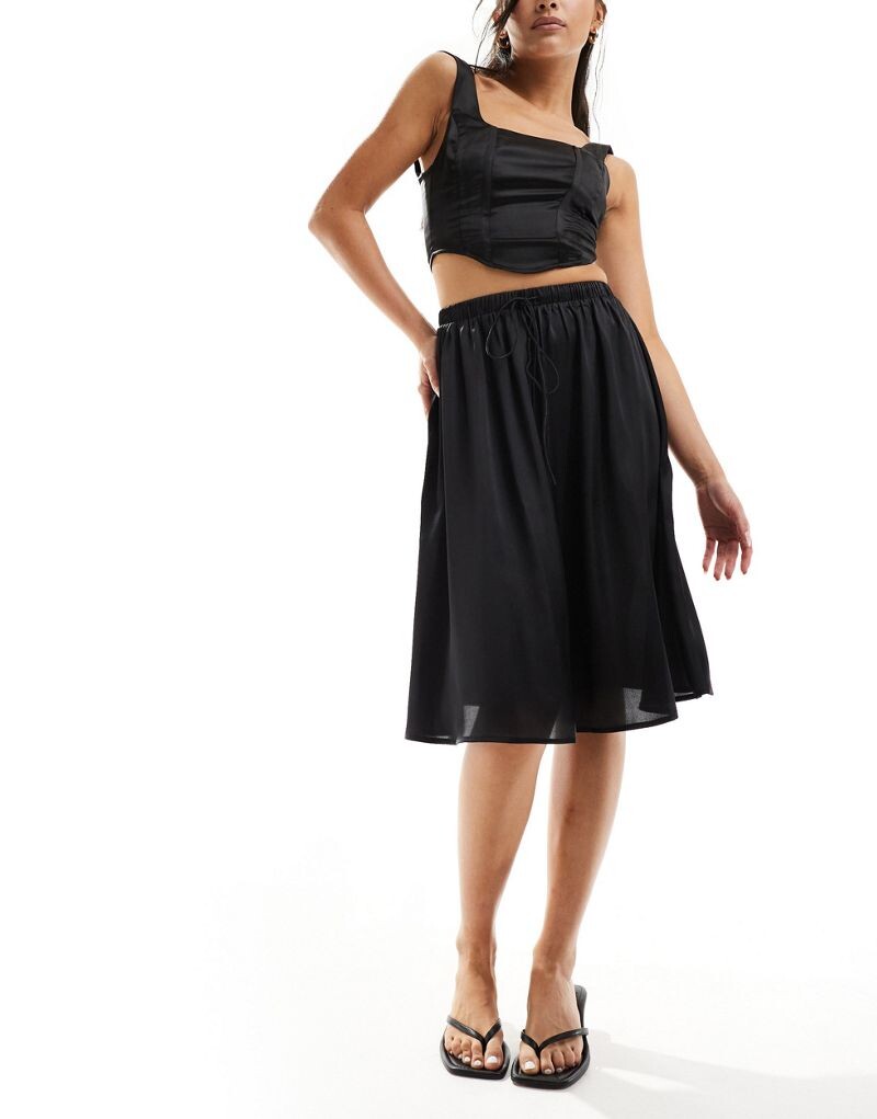 

Черная широкая атласная юбка миди ASOS DESIGN