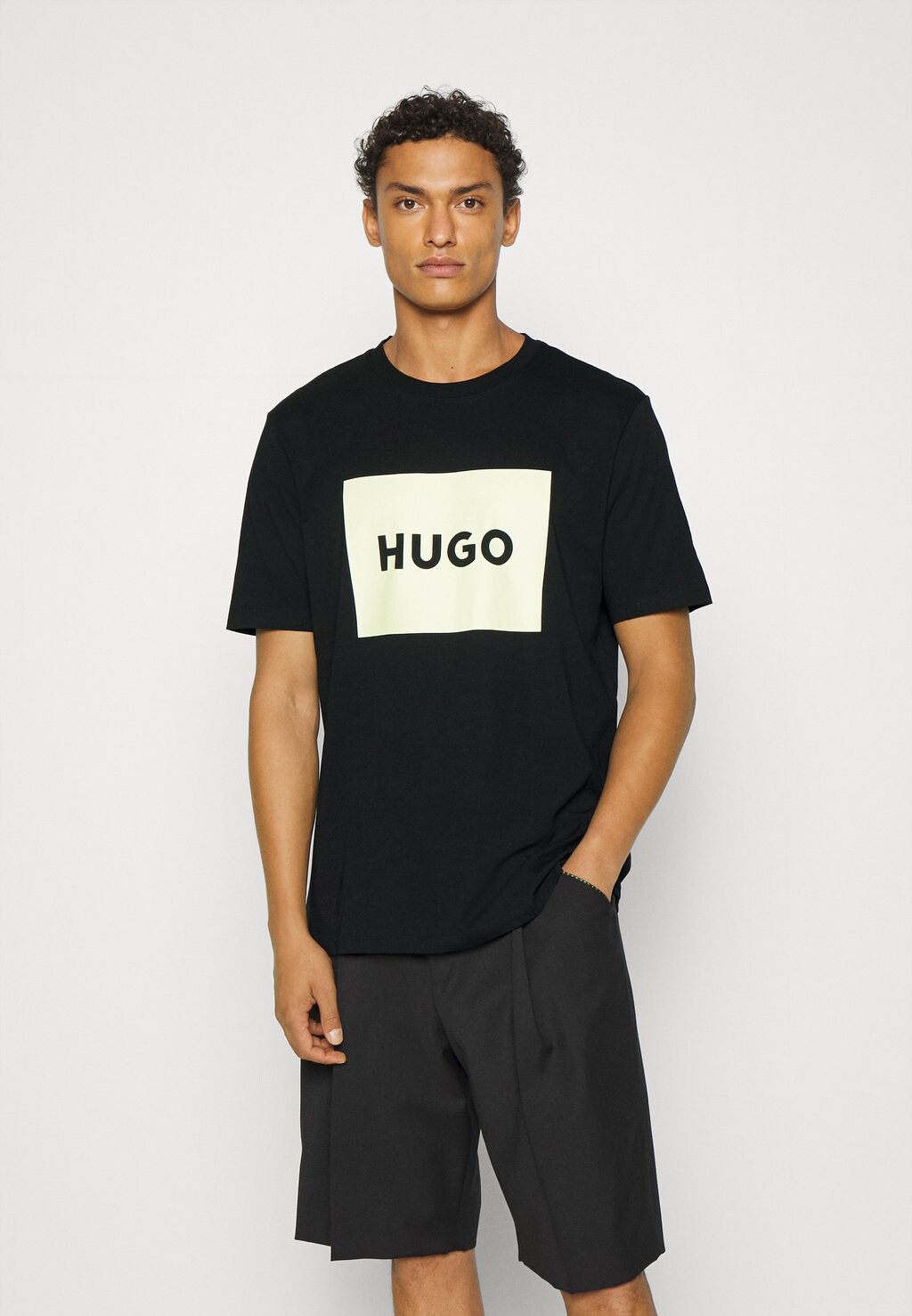 

Футболка с принтом HUGO, черный