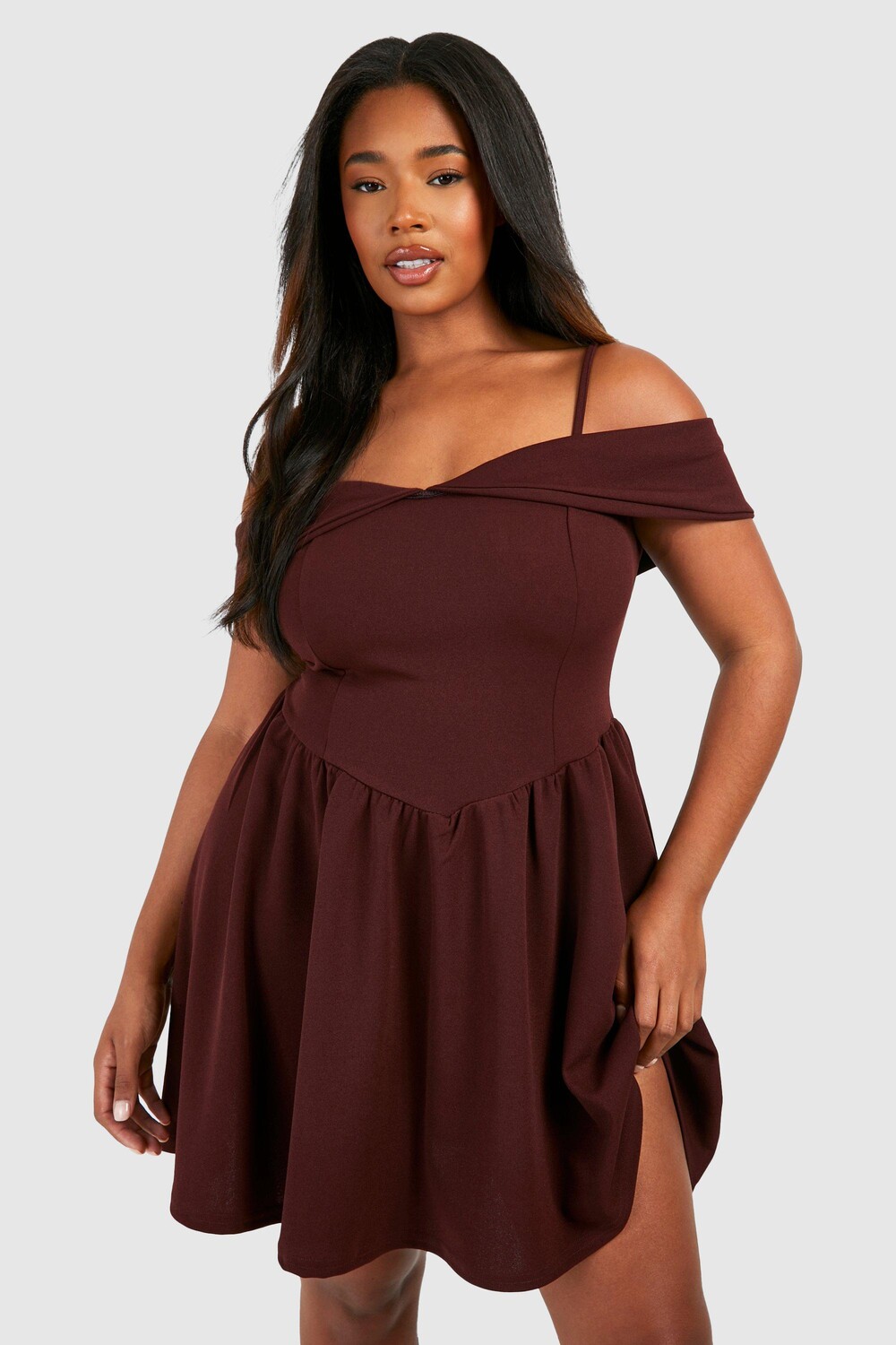 

Платье с плиссированной юбкой и лифом плюс с открытыми плечами boohoo, коричневый