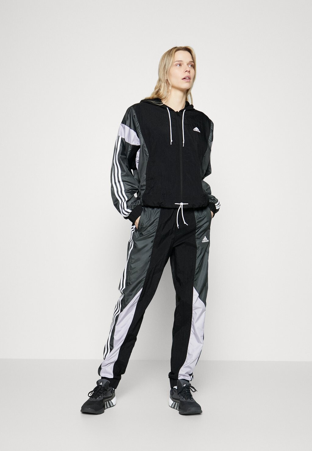 

Спортивный костюм Adidas, черный