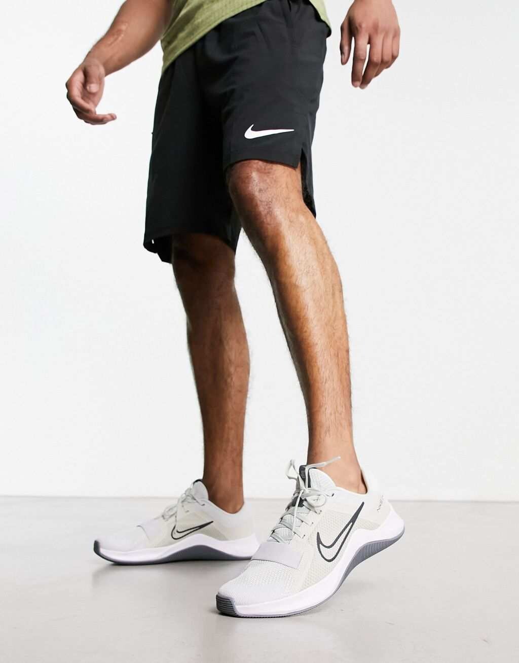 

Серые кроссовки Nike Training MC