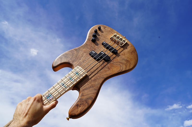 Басс гитара Spector USA Coda 4 Clairo Walnut 4-String Bass Guitar w/ Deluxe Protec Gig Bag