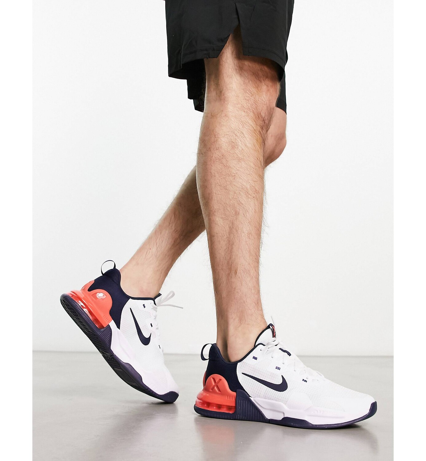 

Бело-черные кроссовки Nike Training Air Max Alpha 5