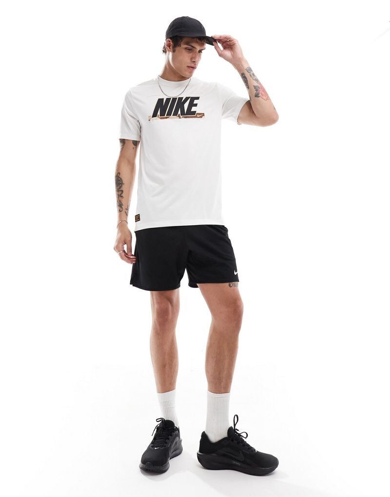 

Nike — Core Legend — белая футболка с камуфляжным принтом