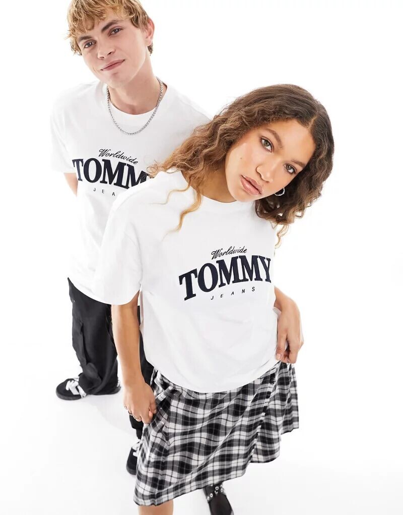 

Белая футболка классического кроя унисекс с логотипом колледжа Tommy Jeans