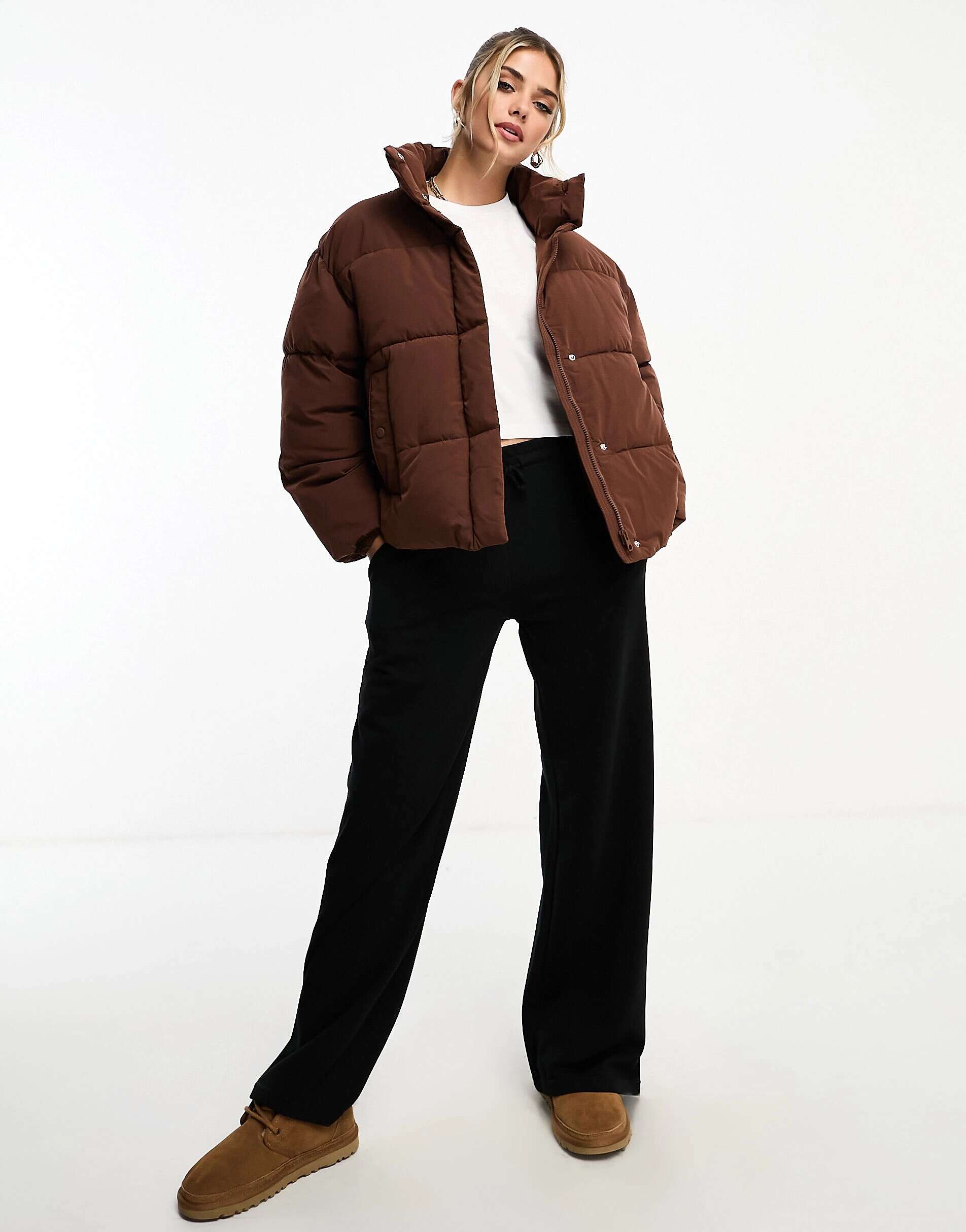 цена Утепленная куртка-пуховик Pull&Bear шоколадно-коричневого цвета