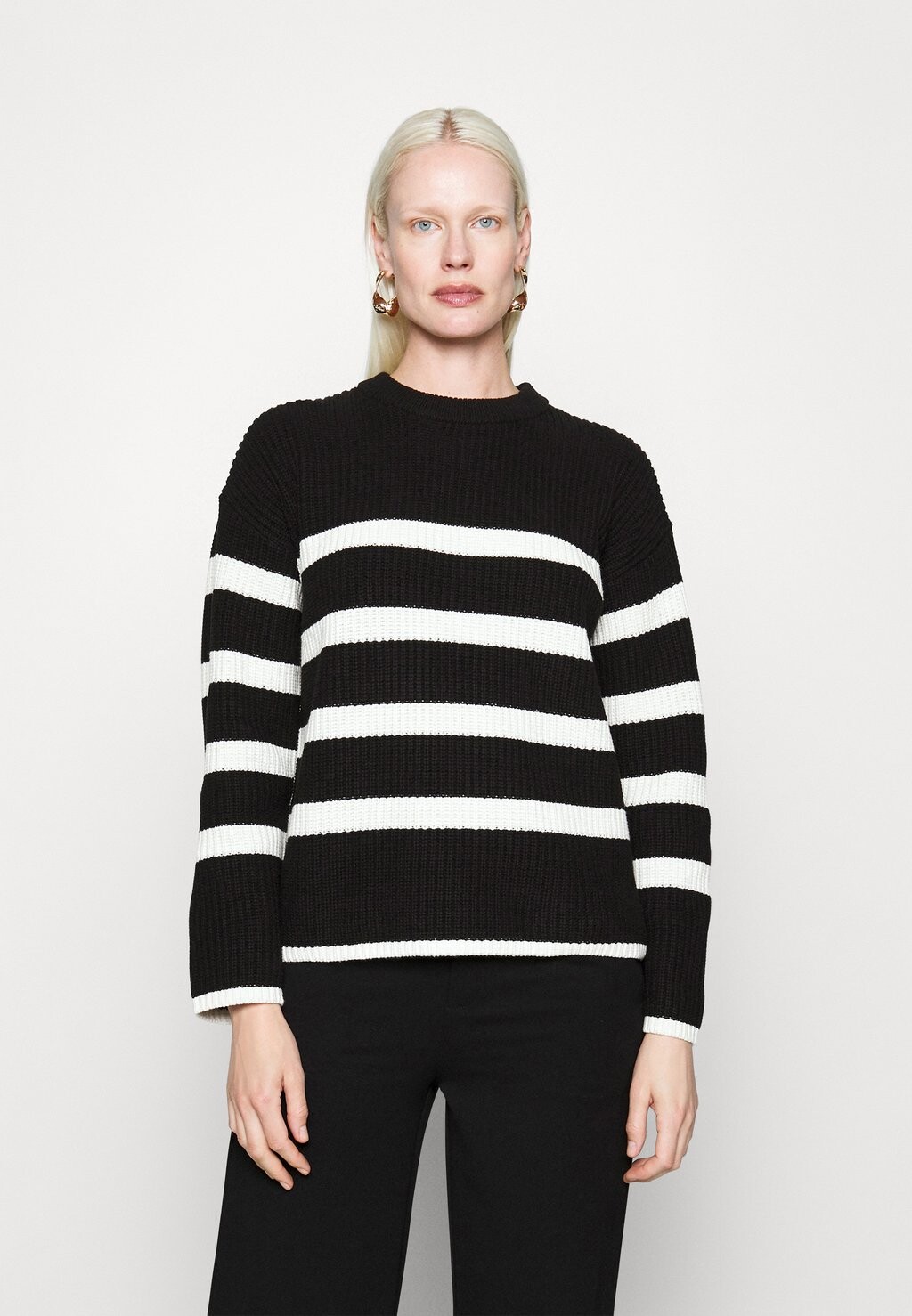 

Свитер SLFBLOOMIE O-NECK Selected, черный/снежно-белый