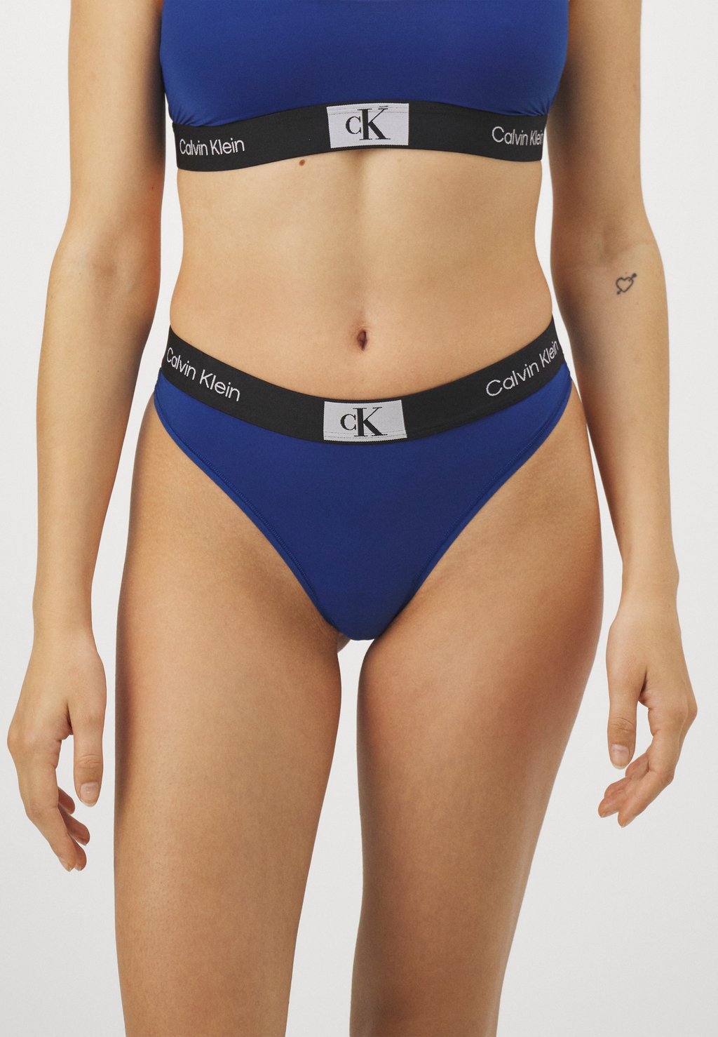 

Стринги МОДЕРН Calvin Klein Underwear, Лимож