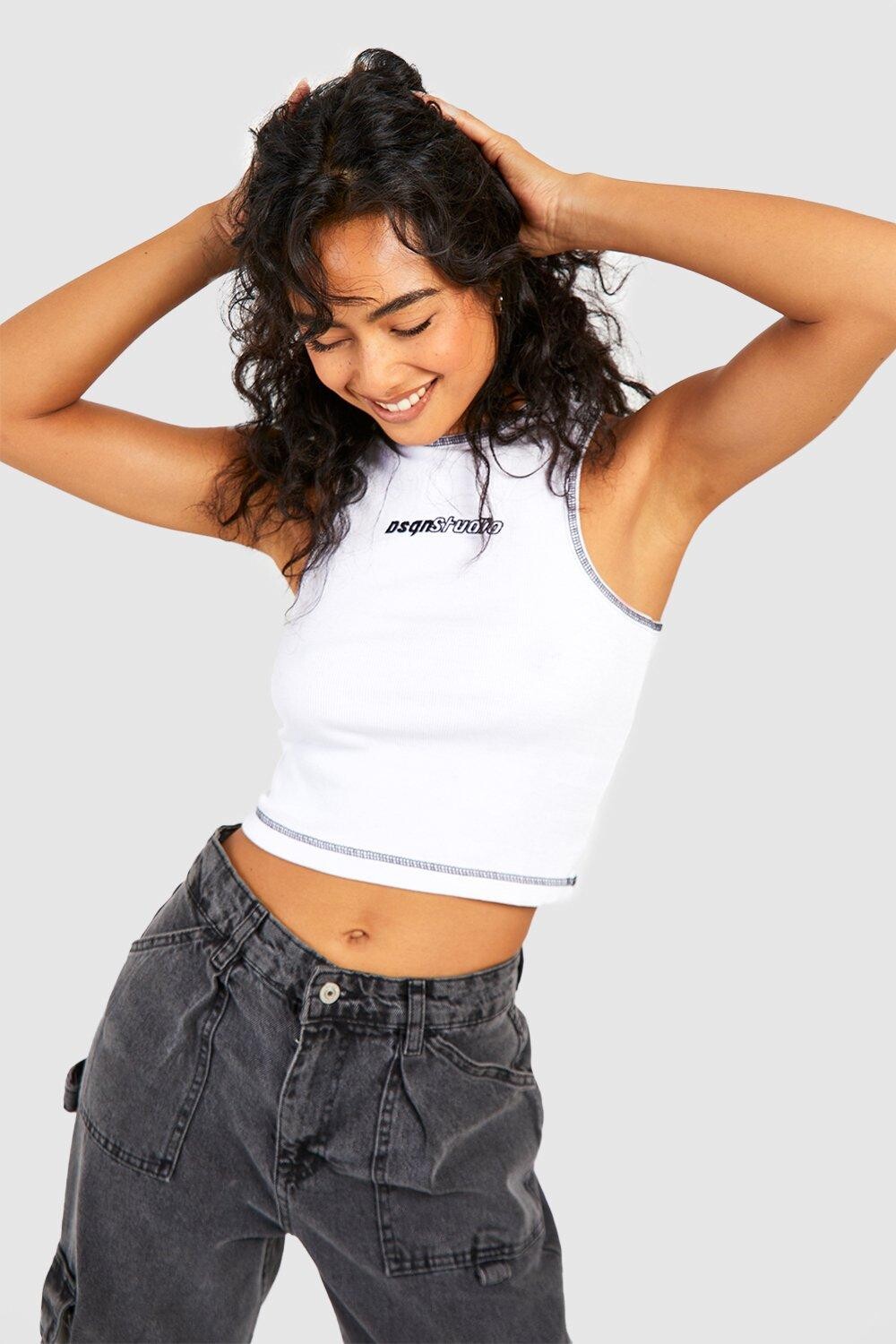 

Топ-жилет с контрастной отстрочкой и слоганом Boohoo, белый