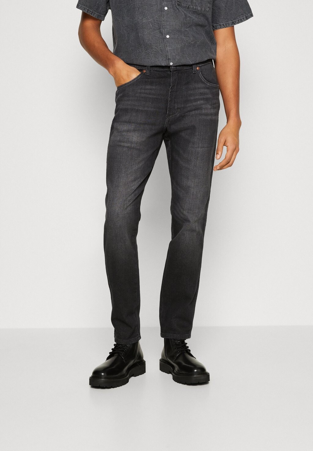

Джинсы Slim fit Wrangler