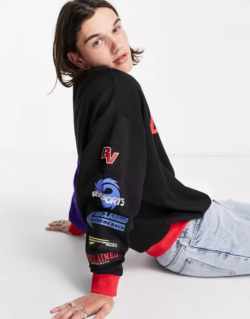 

Черный свитшот унисекс с гоночным значком Reclaimed Vintage Inspired