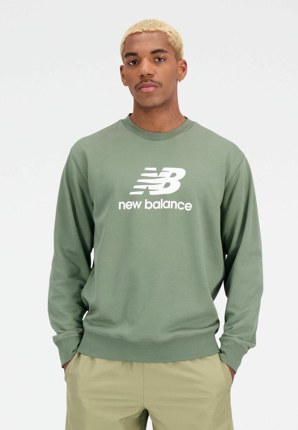 

Толстовка ESSENTIALS STACKED LOGO FRENCH CREWNECK New Balance, темно-оливково-зеленый