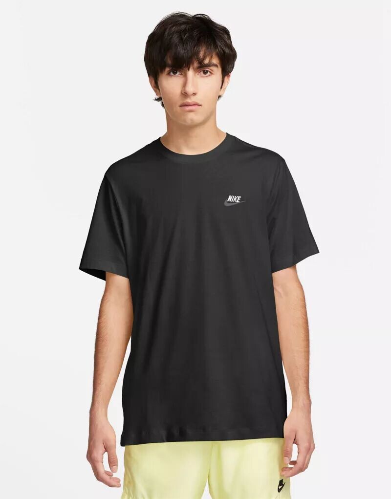 

Черная футболка унисекс Nike Club
