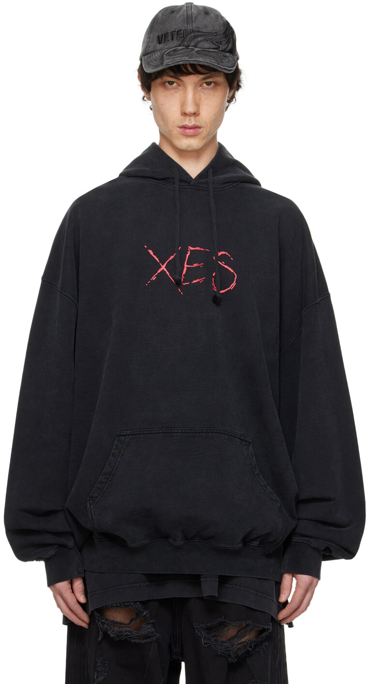 

Черное худи с надписью "Xes" Vetements