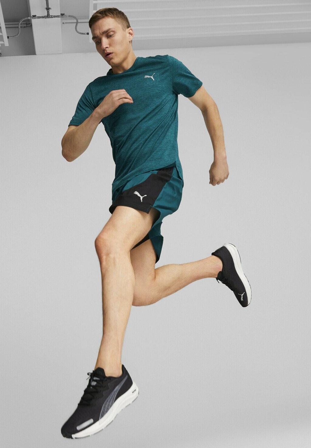 

Базовая футболка RUN FAVORITE HEATHER RUNNING Puma, малахитовый вереск