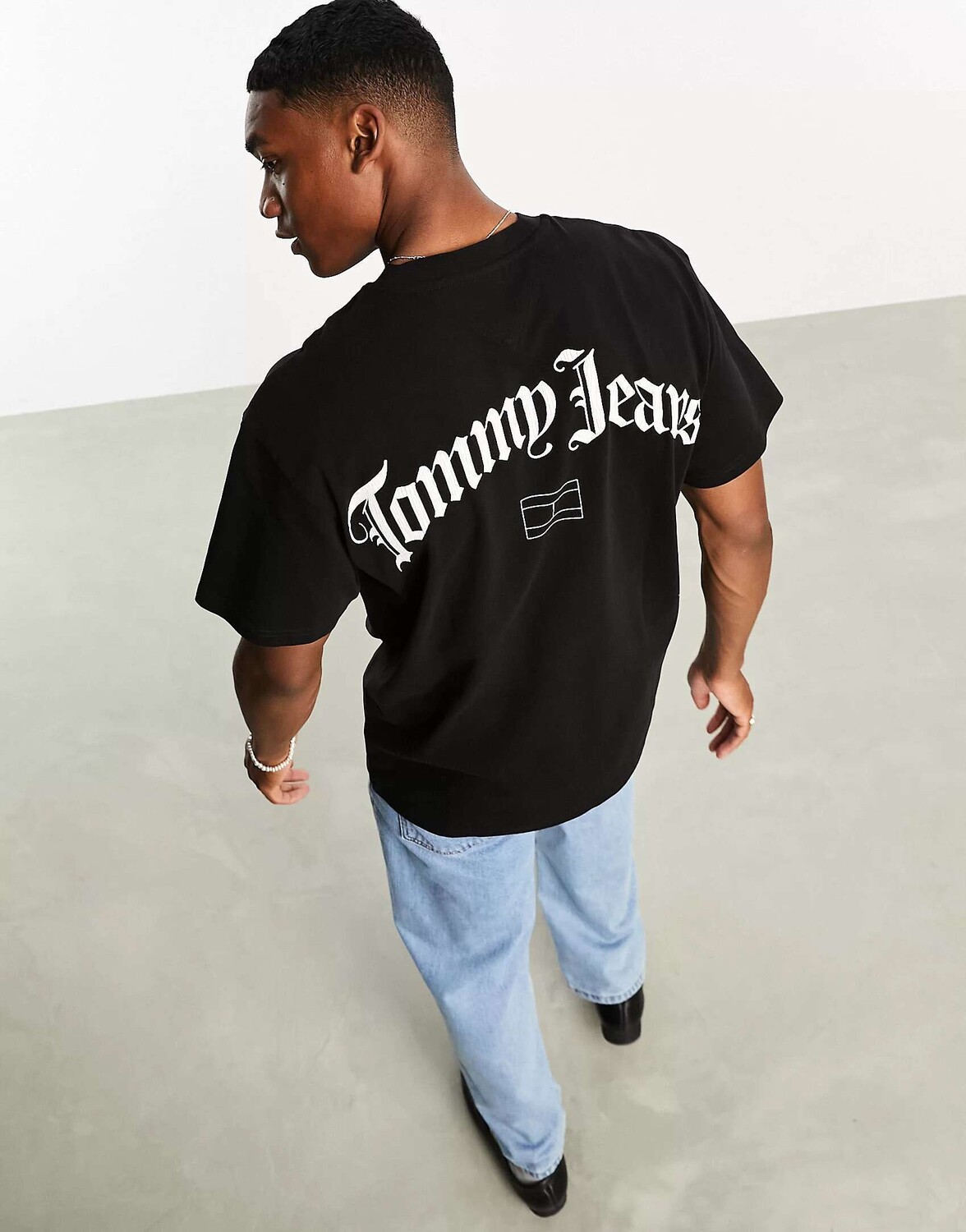 

Черная непринужденная футболка с логотипом и аркой на спине Tommy Jeans, Черный