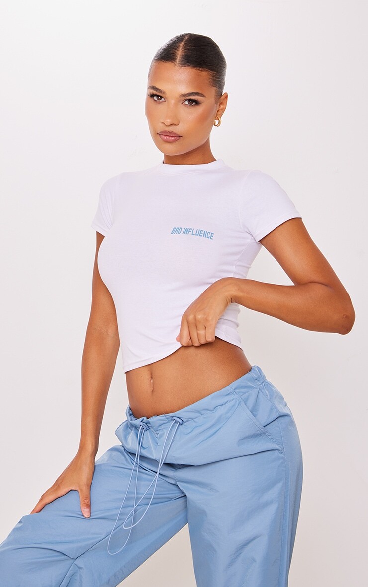 

PrettyLittleThing Белая длинная футболка приталенного кроя с принтом Bad Influence