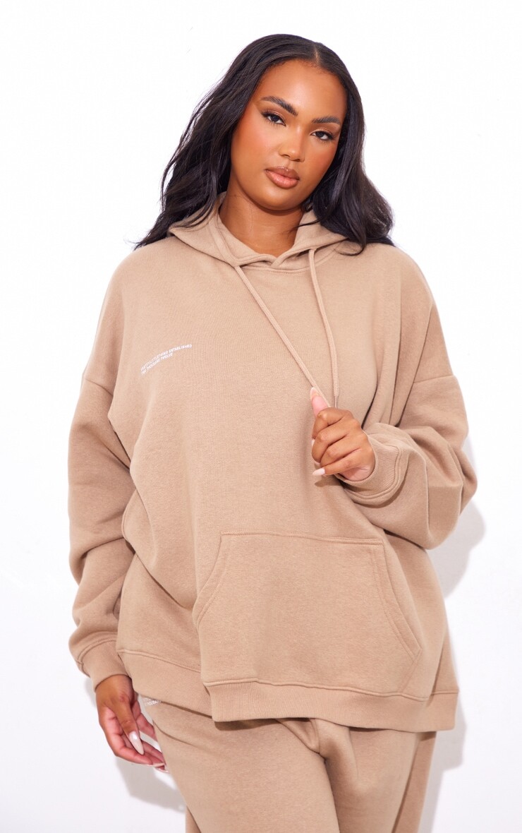 

PrettyLittleThing Plus Mocha Est 2012 худи оверсайз
