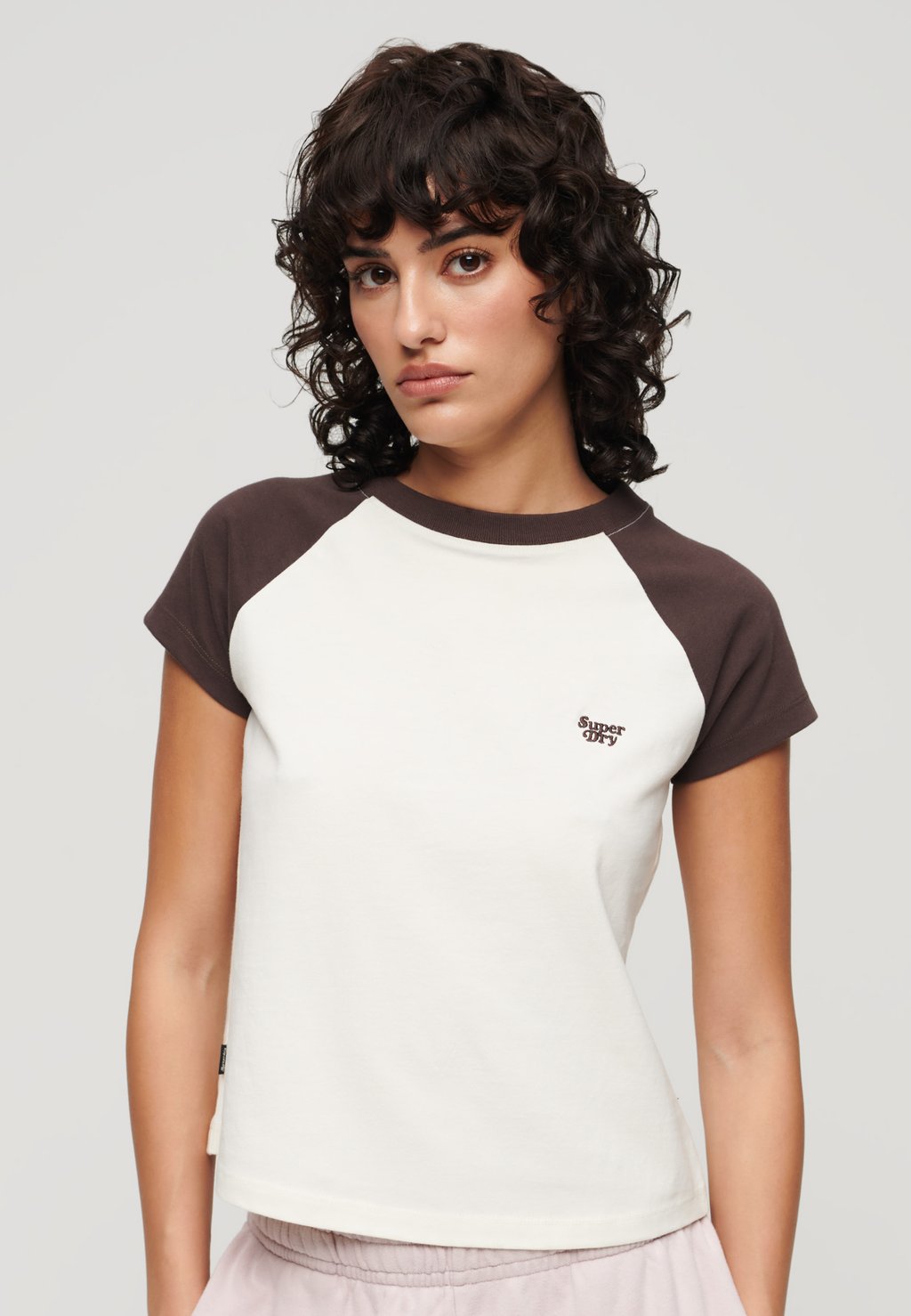 

Футболка с принтом ESSENTIAL LOGO RAGLAN Superdry, цвет dark brown off white