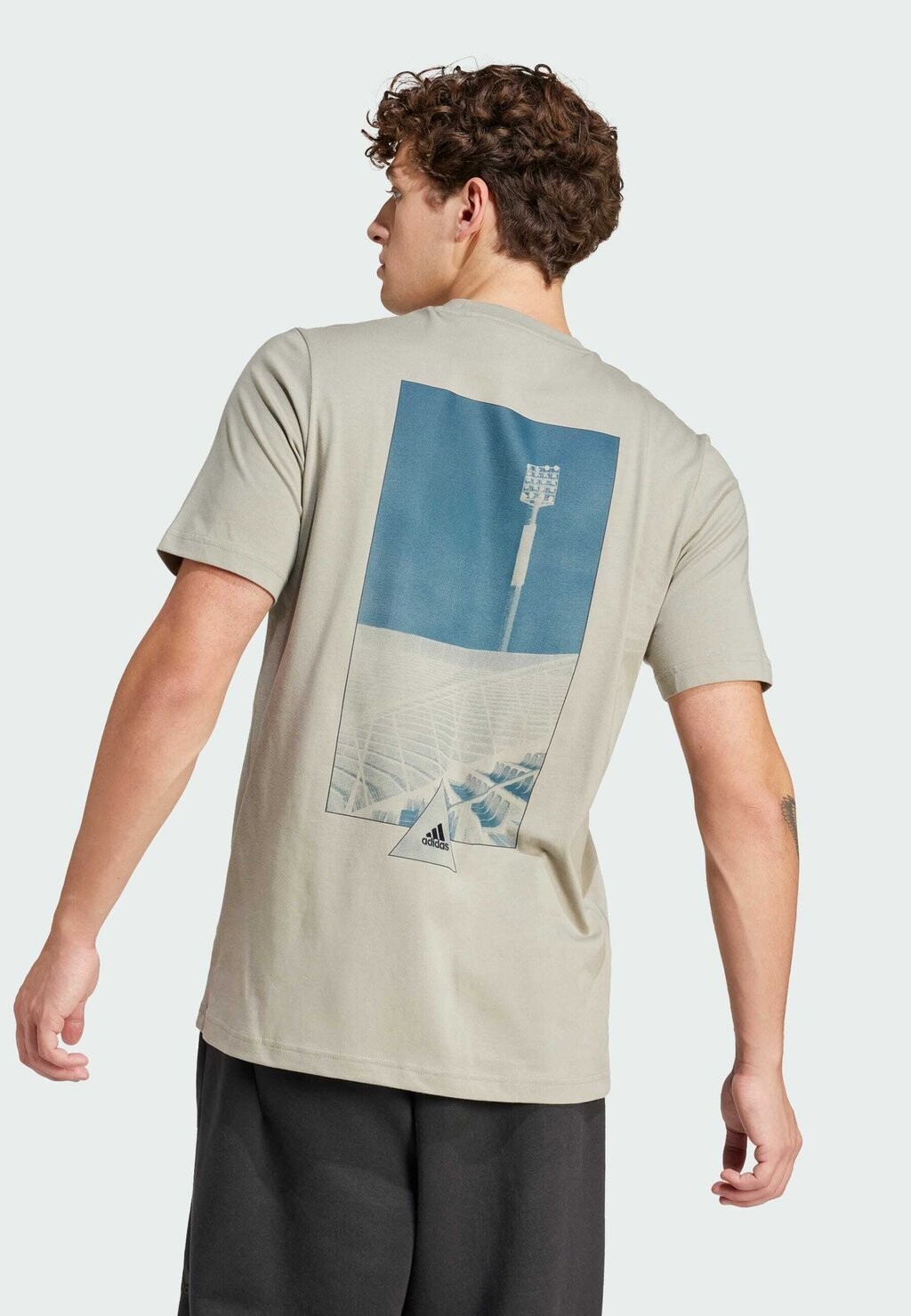 

Футболка с принтом House Of Tiro Graphic Tee adidas Sportswear, цвет silver pebble