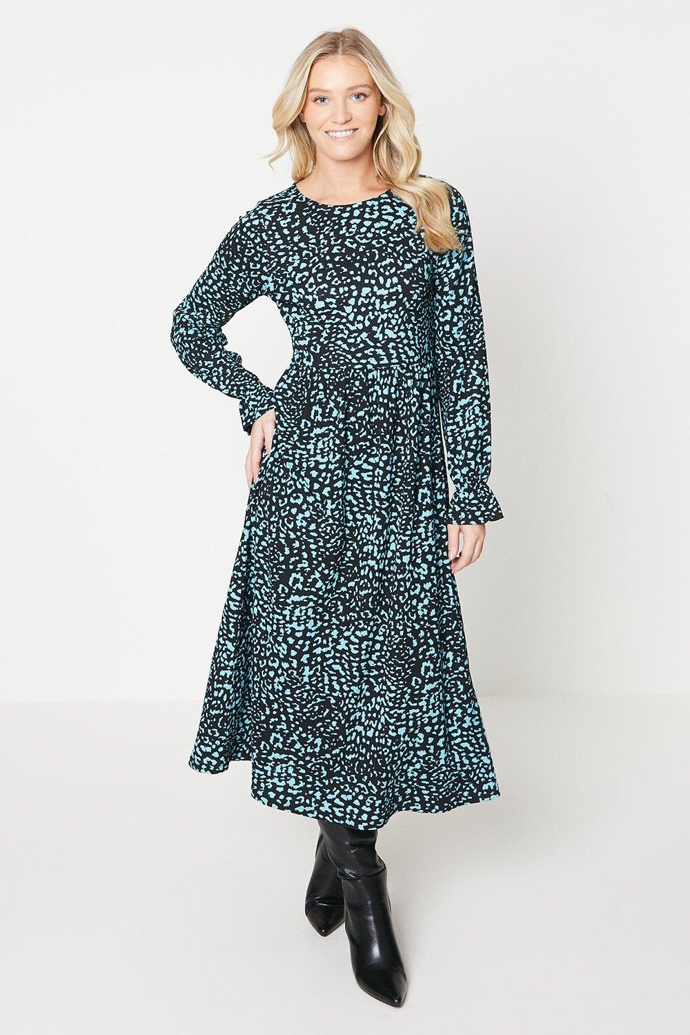 

Свободное платье миди с абстрактным узором Dorothy Perkins, синий