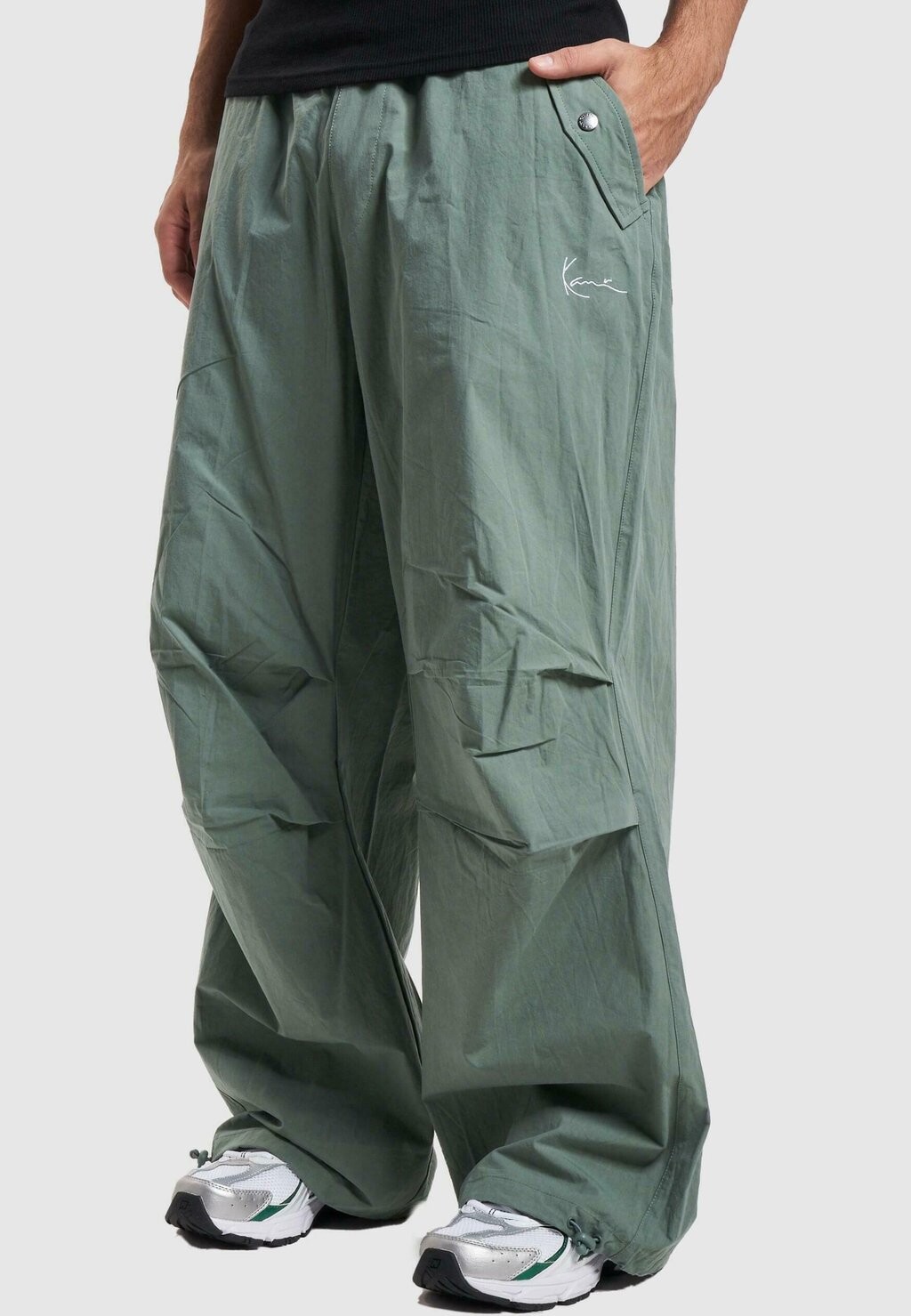 

Брюки SMALL SIGNATURE PARACHUTE Karl Kani, пыльно-зеленый