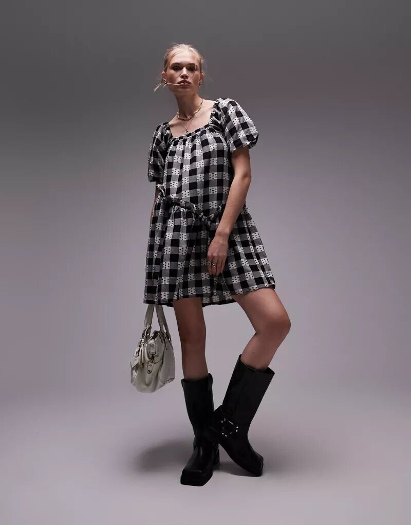 

Черно-белое платье мини в горошек Topshop