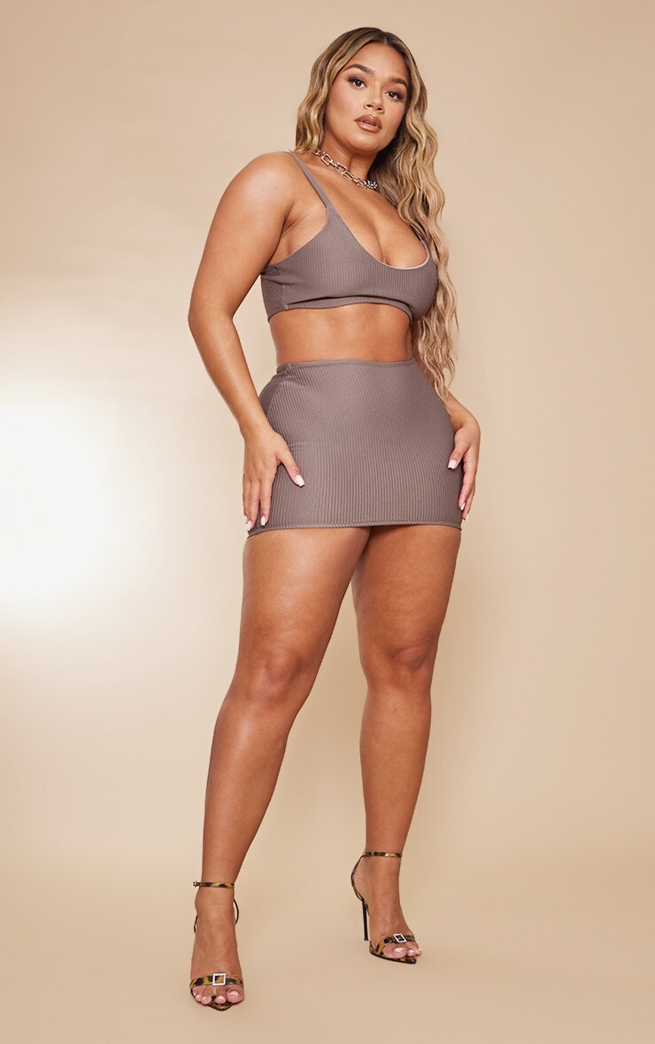 

PrettyLittleThing Мини-юбка Shape Taupe в рубчик с низкой посадкой