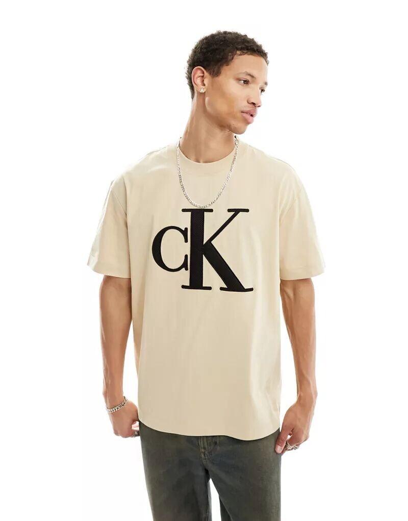 

Песочная футболка с перфорированным логотипом и монограммой Calvin Klein