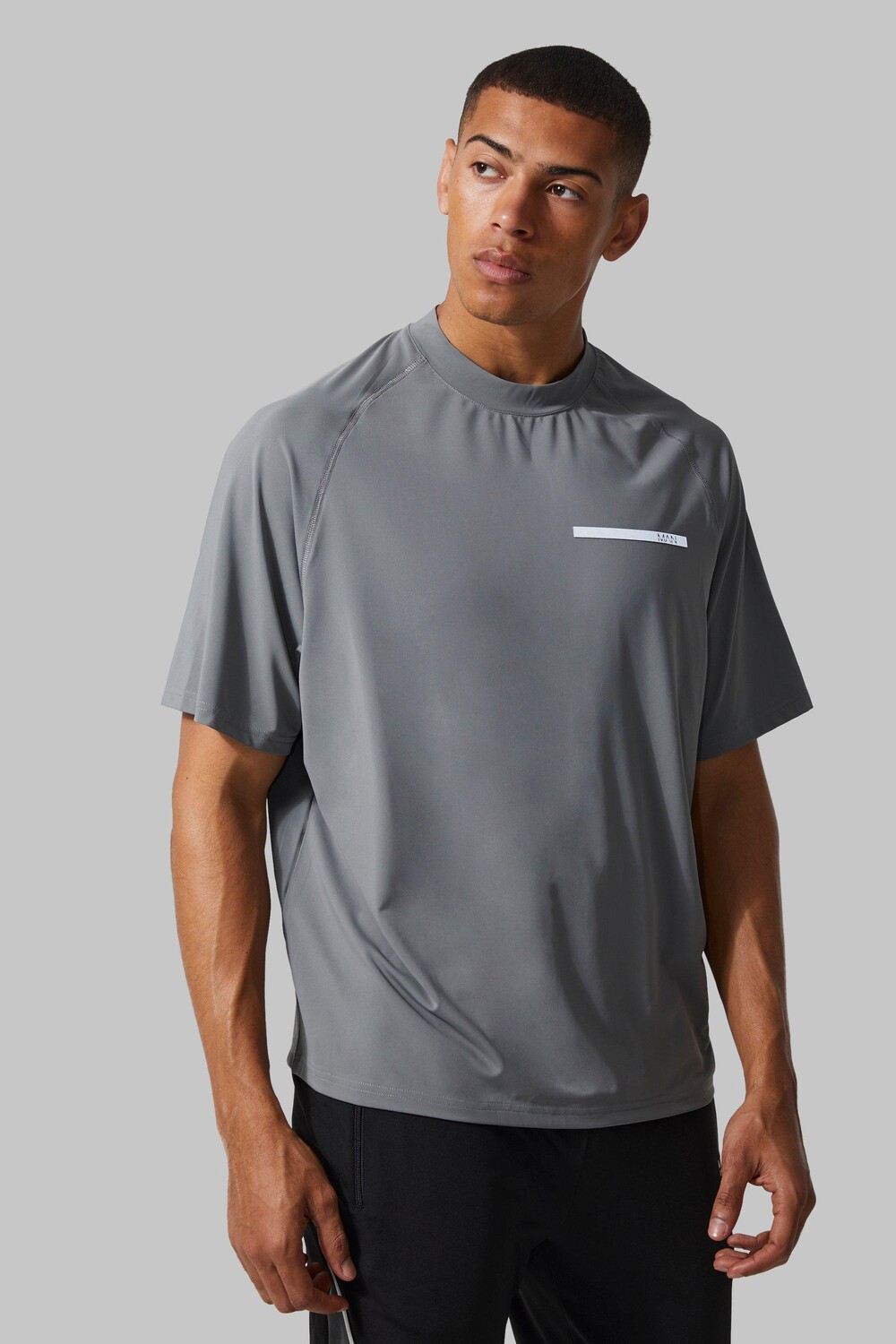 

Мужская футболка active boxy raglan performance Boohoo, угольный