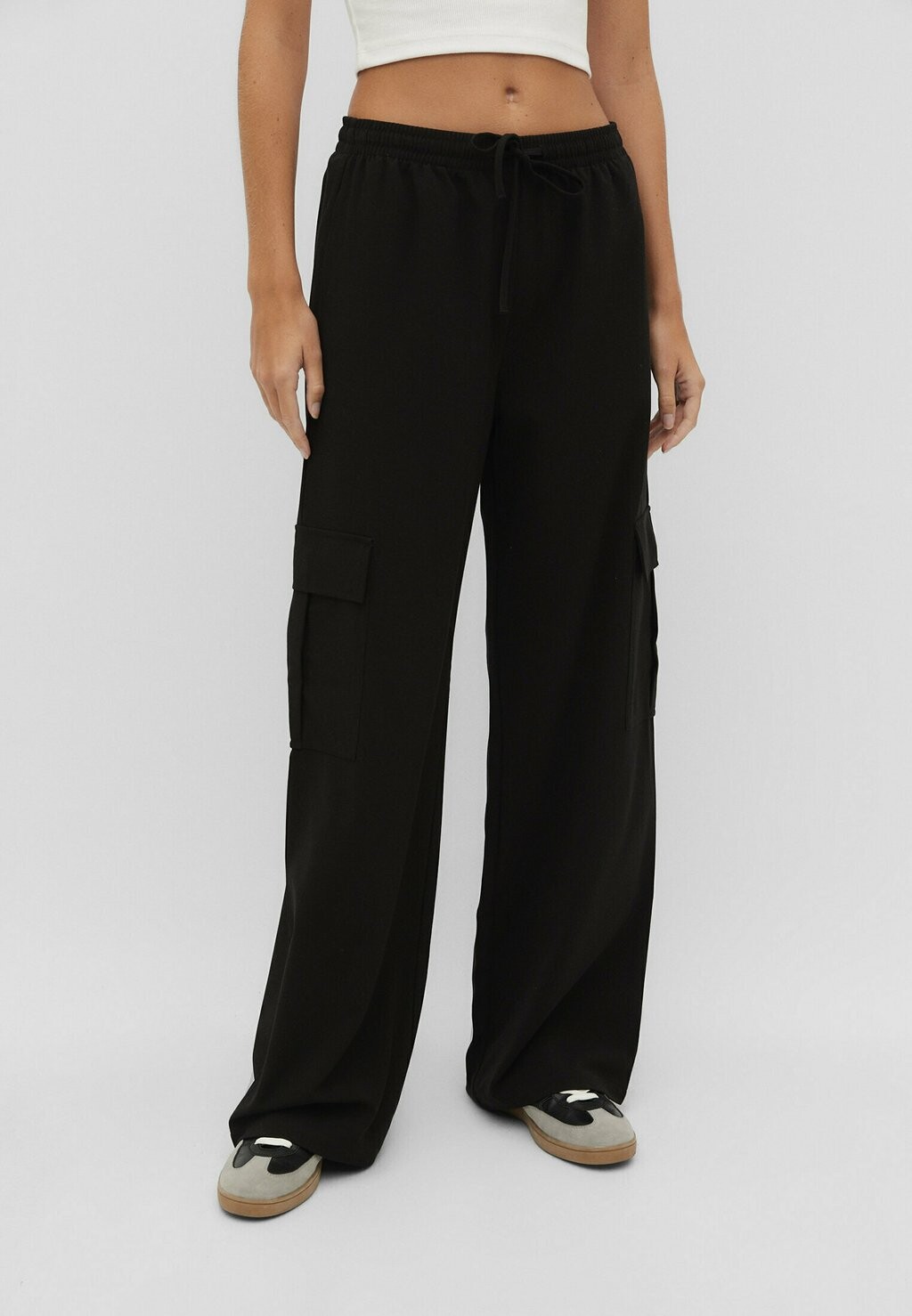 

Брюки карго SMART FLOWING Stradivarius, цвет black